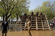 eine Schlammschlacht für alle, die Strecke und Hindernisse wie hier die "Slipper Wall" zu überwinden am 12.04.2014 im Olympiapark (©Foto.Martin Schmitz)